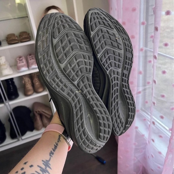 SALE!!$ NIKE size 7 women’s - Picture 4 of 5